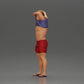 Diorama modelbouw productfoto 5: Staande miniatuur: gespierde man in shorts trekt T-shirt over zijn hoofd (Ref Nr. A90)
