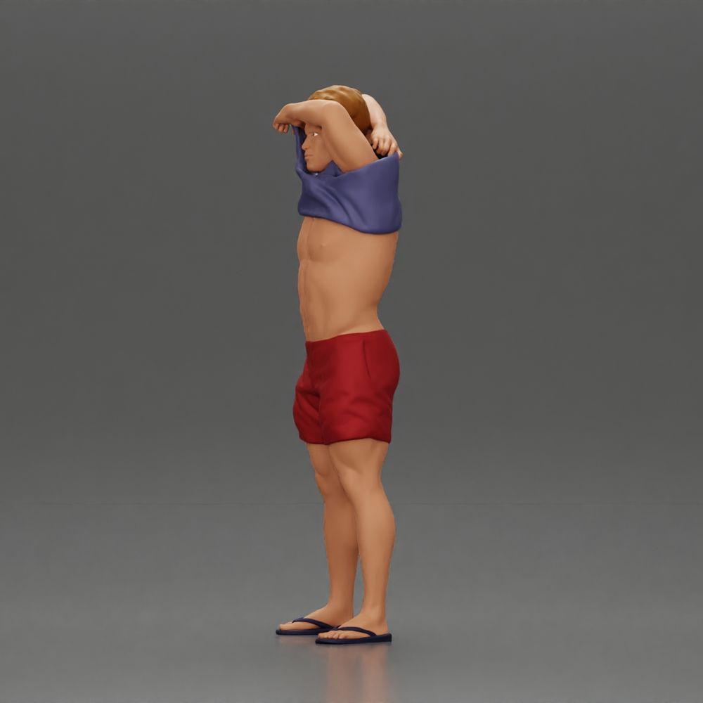 Diorama modelbouw productfoto 5: Staande miniatuur: gespierde man in shorts trekt T-shirt over zijn hoofd (Ref Nr. A90)