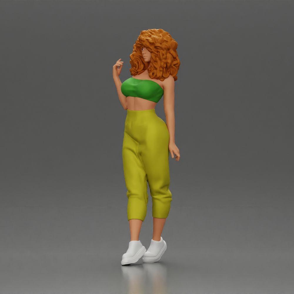 Diorama modelbouw productfoto 5: Miniatuurfiguur: Staande vrouw met krullend haar in groene outfit, poserend (Ref Nr. A130)