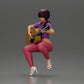 Diorama modelbouw productfoto 5: Miniatuur: Vrouw met kort haar speelt akoestische gitaar, halsketting, riemzandalen (Ref Nr. A128)