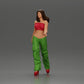 Diorama modelbouw productfoto 5: Diorama figuur: Miniatuur-figuur vrouw in looppose, groen-rood, kort topje, wijde broek, pumps (Ref Nr. A141)