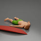 Diorama modelbouw productfoto 5: Diorama-miniatuur: Liggende persoon op de buik naast surfplank met vinnen (Ref Nr. A66)