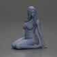 Diorama modelbouw productfoto 6: Knielende miniatuurfiguur vrouw in bikini, zittend op vlakke basis - strand-diorama (Ref Nr. A83)