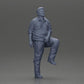 Diorama modelbouw productfoto 6: Miniatuurfiguur: corpulente Aziatische man, opkijkend, in shirt, voet op trede (Ref Nr. A101)