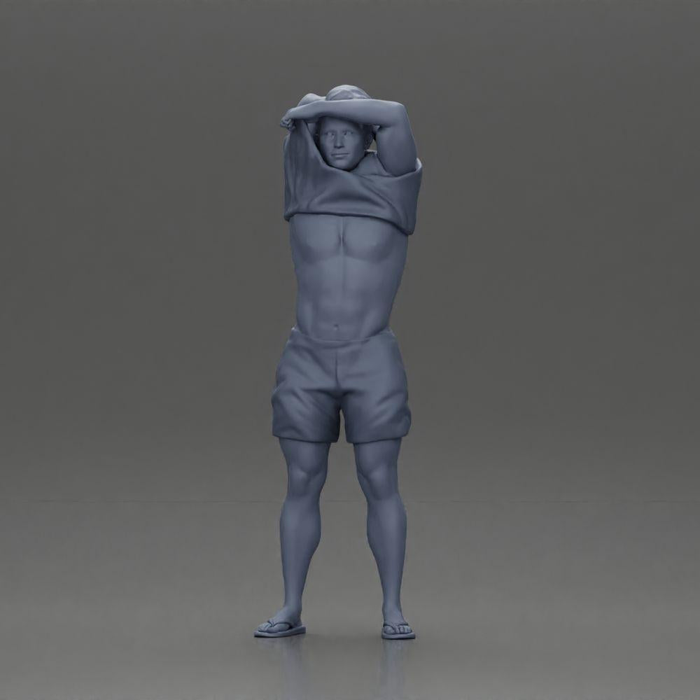 Diorama modelbouw productfoto 6: Staande miniatuur: gespierde man in shorts trekt T-shirt over zijn hoofd (Ref Nr. A90)