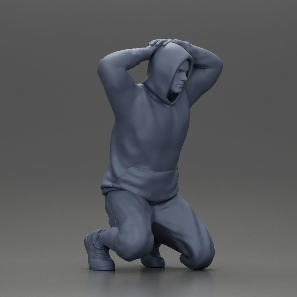 Diorama modelbouw productfoto 6: Knielende man met hoodie, handen achter het hoofd - Diorama miniatuur (Ref Nr. A70)