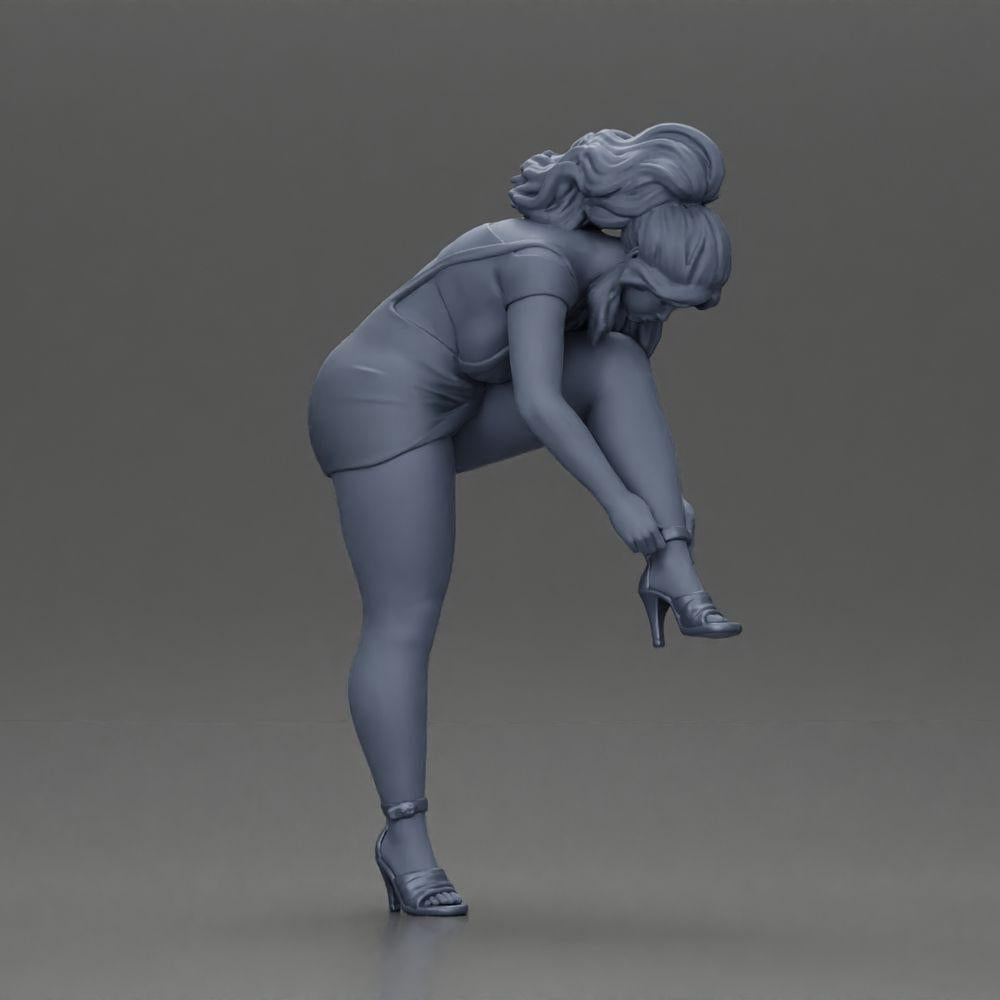 Diorama modelbouw productfoto 6: Diorama figuur: Miniatuurfiguur - Vrouw trekt rode hoge hakken aan, staande pose voor diorama (Ref Nr. A112)