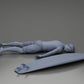 Diorama modelbouw productfoto 6: Diorama-miniatuur: Liggende persoon buikliggend naast surfplank met vinnen (Ref Nr. A66)