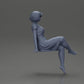 Diorama modelbouw productfoto 7: Diorama miniatuurfiguur: Zittende vrouw in jurk, blootsvoets, kort haar in de wind (Ref Nr. A95)