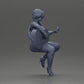 Diorama modelbouw productfoto 7: Miniatuur: Vrouw met kort haar speelt akoestische gitaar ketting, sandaaltjes (Ref Nr. A128)