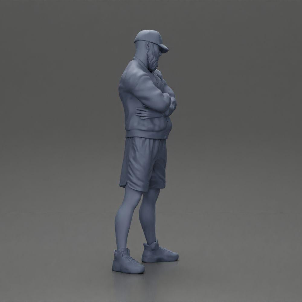 Diorama modelbouw productfoto 7: Figuur: Man met gekruiste armen, pet, jas, shorts, sportschoenen (Ref Nr. A125)