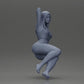 Diorama modelbouw productfoto 7: Miniatuurfiguur: Vrouw in leggings, zijwaarts zittend op een bank, arm achter het hoofd (Ref Nr. A68)