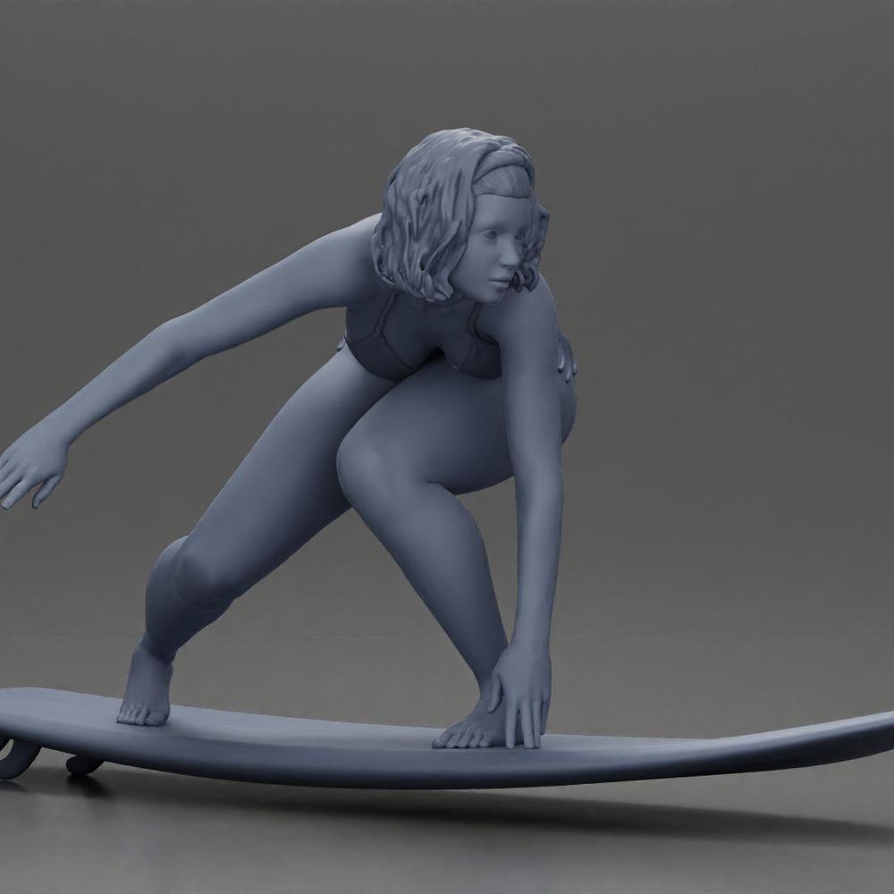 Diorama modelbouw productfoto 7: Diorama-miniatuur: Surferin kniend in bikini op surfboard, enkel (Ref Nr. A119)