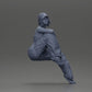 Diorama modelbouw productfoto 7: Miniatuurfiguur: Lowrider-vrouw zittend met pet, arm op knie, tanktop & sneakers (Ref Nr. A138)