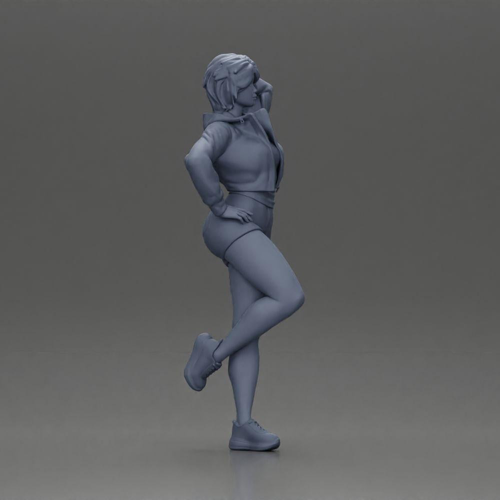 Diorama modelbouw productfoto 7: Vrouwelijke miniatuur met kort haar, jas & shorts, leunend tegen auto (Ref Nr. A67)