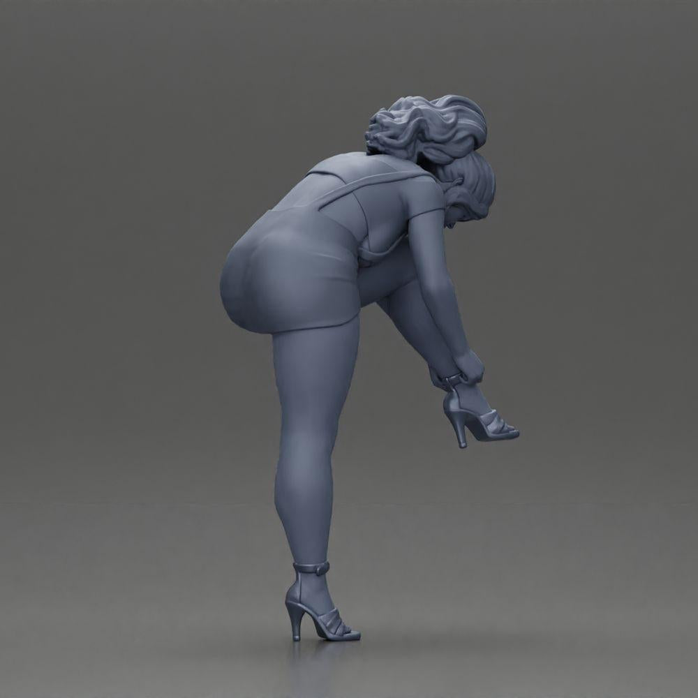 Diorama modelbouw productfoto 7: Diorama figuur: Miniatuurfiguur - Vrouw trekt rode hoge hakken aan, staande pose voor diorama (Ref Nr. A112)