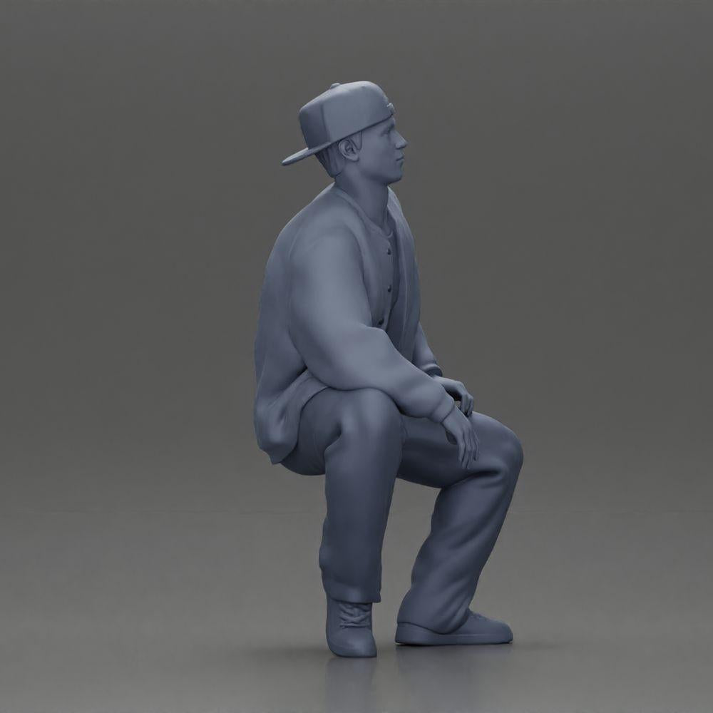 Diorama modelbouw productfoto 7: Diorama-figuur: Zittende hiphop-man met jas, pet en sneakers (Ref Nr. A62)