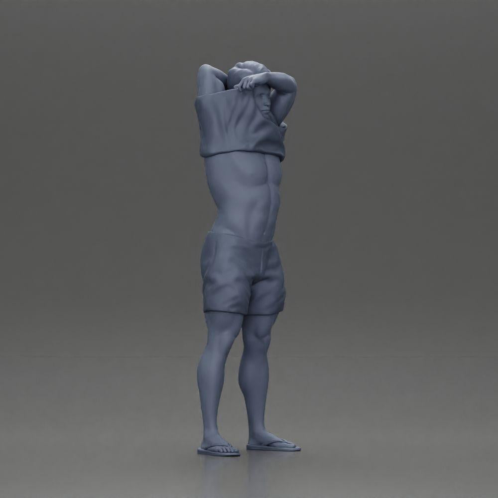 Diorama modelbouw productfoto 7: Staande miniatuur: gespierde man in shorts trekt T-shirt over het hoofd (Ref Nr. A90)