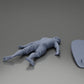 Diorama modelbouw productfoto 7: Diorama-miniatuur: Liggende persoon op de buik naast surfplank met vinnen (Ref Nr. A66)