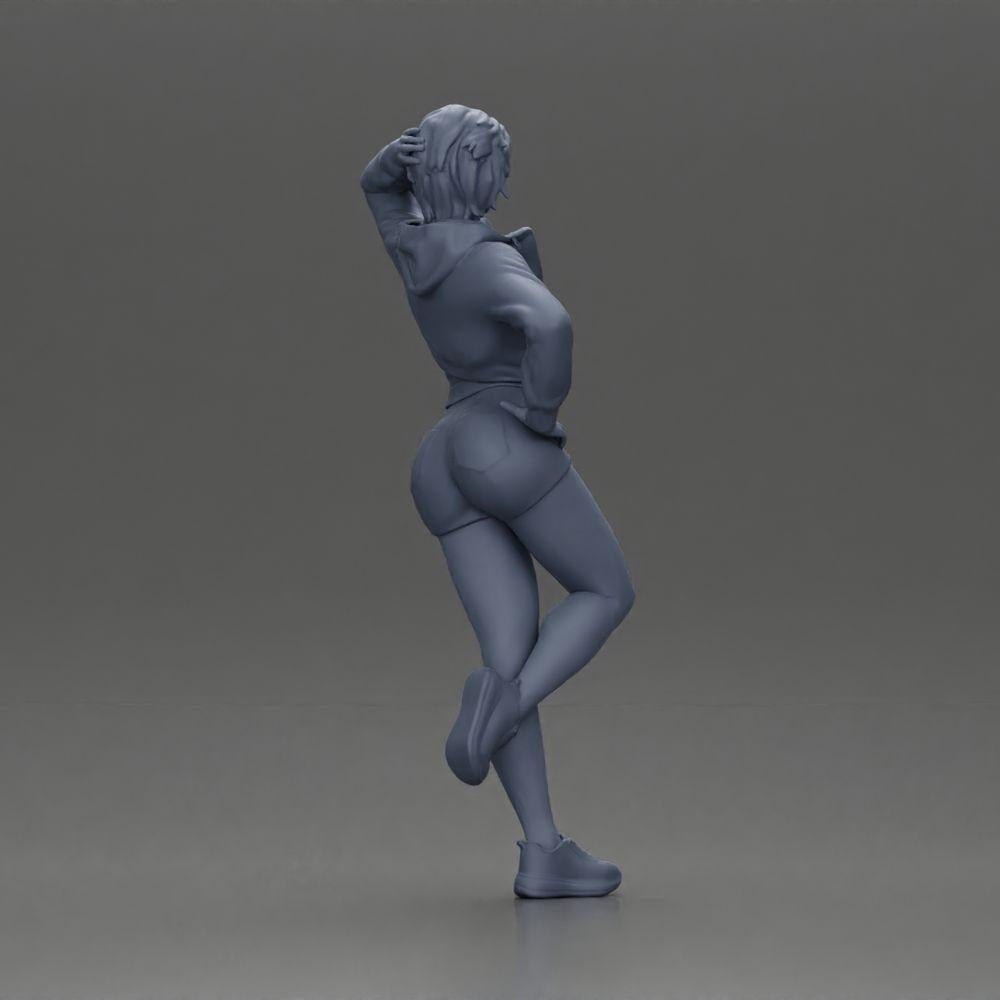 Diorama modelbouw productfoto 8: Vrouwelijke miniatuur met kort haar, jas en shorts, leunend tegen een auto (Ref Nr. A67)