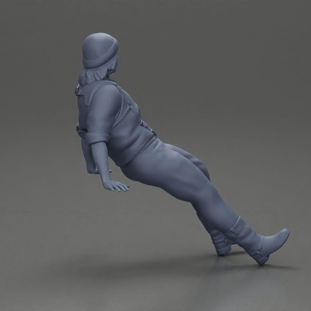 Diorama modelbouw productfoto 8: Zittende miniatuurfiguur, man in historische kleding met muts en bretels (Ref Nr. A84)