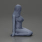 Diorama modelbouw productfoto 8: Knielende miniatuurfiguur vrouw in bikini, zittend op vlakke basis - strand-diorama (Ref Nr. A83)