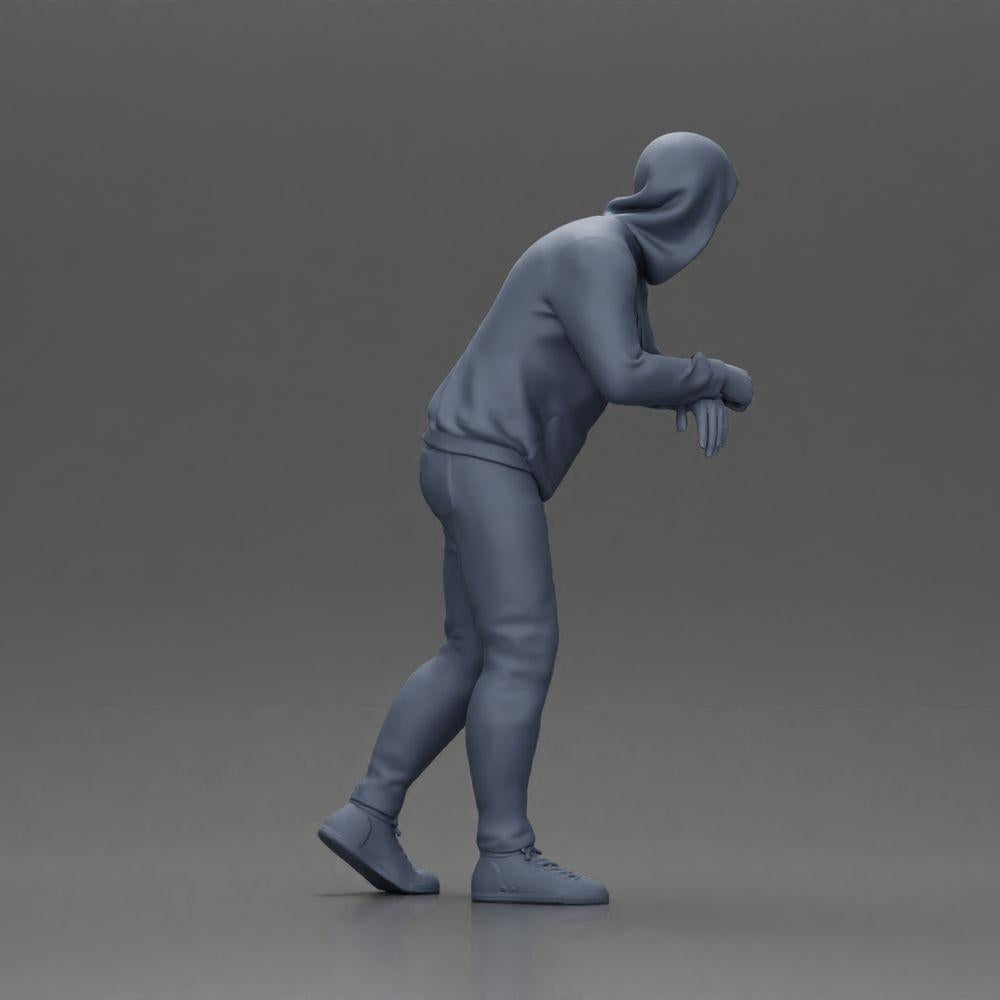 Diorama modelbouw productfoto 8: Diorama-figuur: Man met capuchon, handen op de auto, licht naar voren gebogen (Ref Nr. A115)