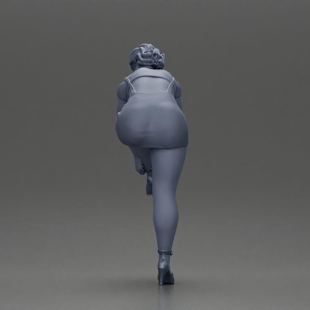 Diorama modelbouw productfoto 8: Diorama figuur: Miniatuurfiguur - Vrouw trekt rode high heel aan, staande pose voor diorama (Ref Nr. A112)