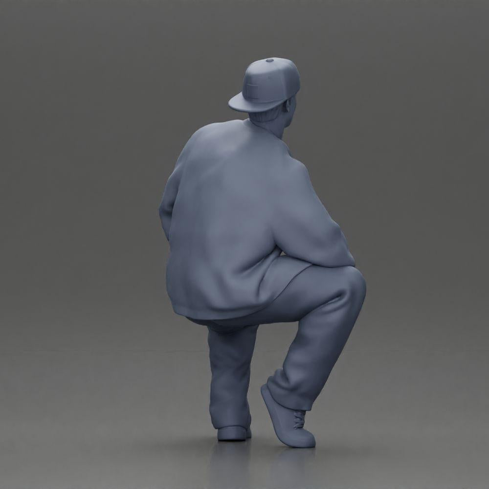 Diorama modelbouw productfoto 8: Diorama-figuur: Zittende hiphopman met jas, pet en sneakers (Ref Nr. A62)