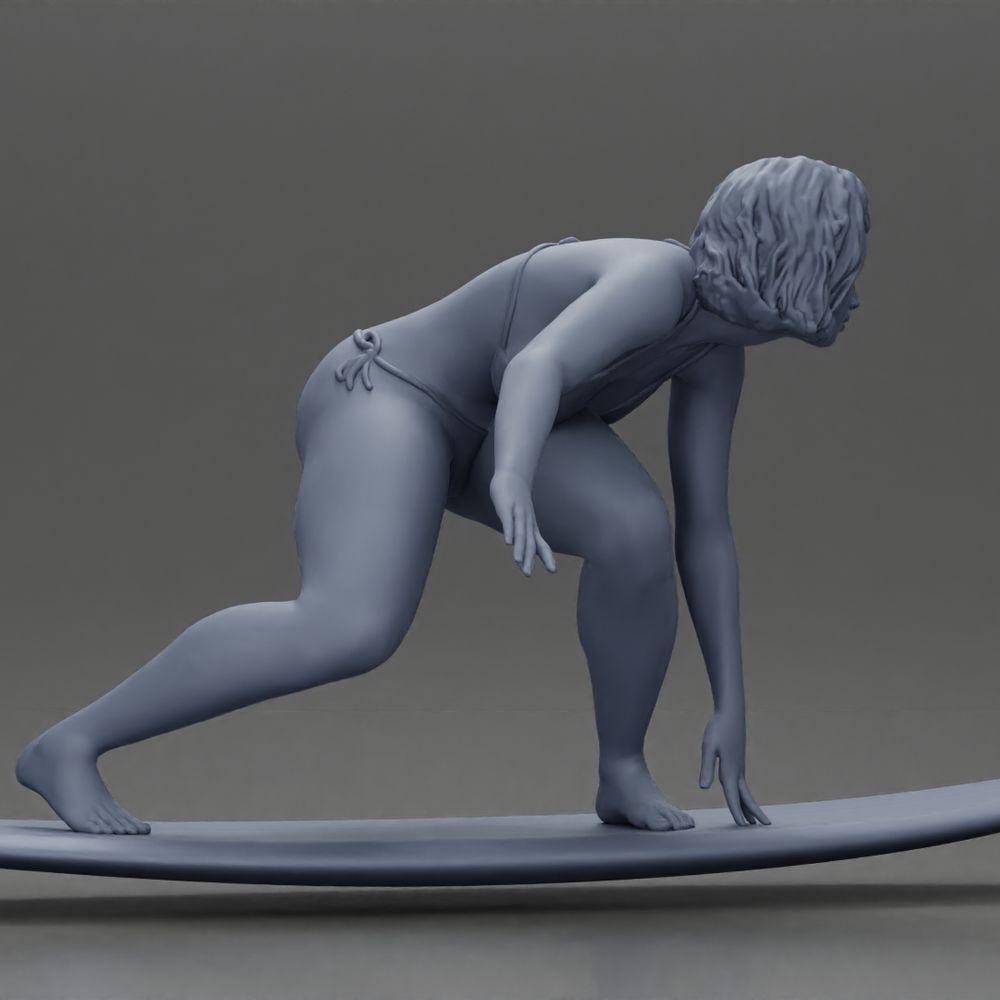 Diorama modelbouw productfoto 8: Diorama-miniatuur: Surferin kniend in bikini op surfboard, enkel (Ref Nr. A119)