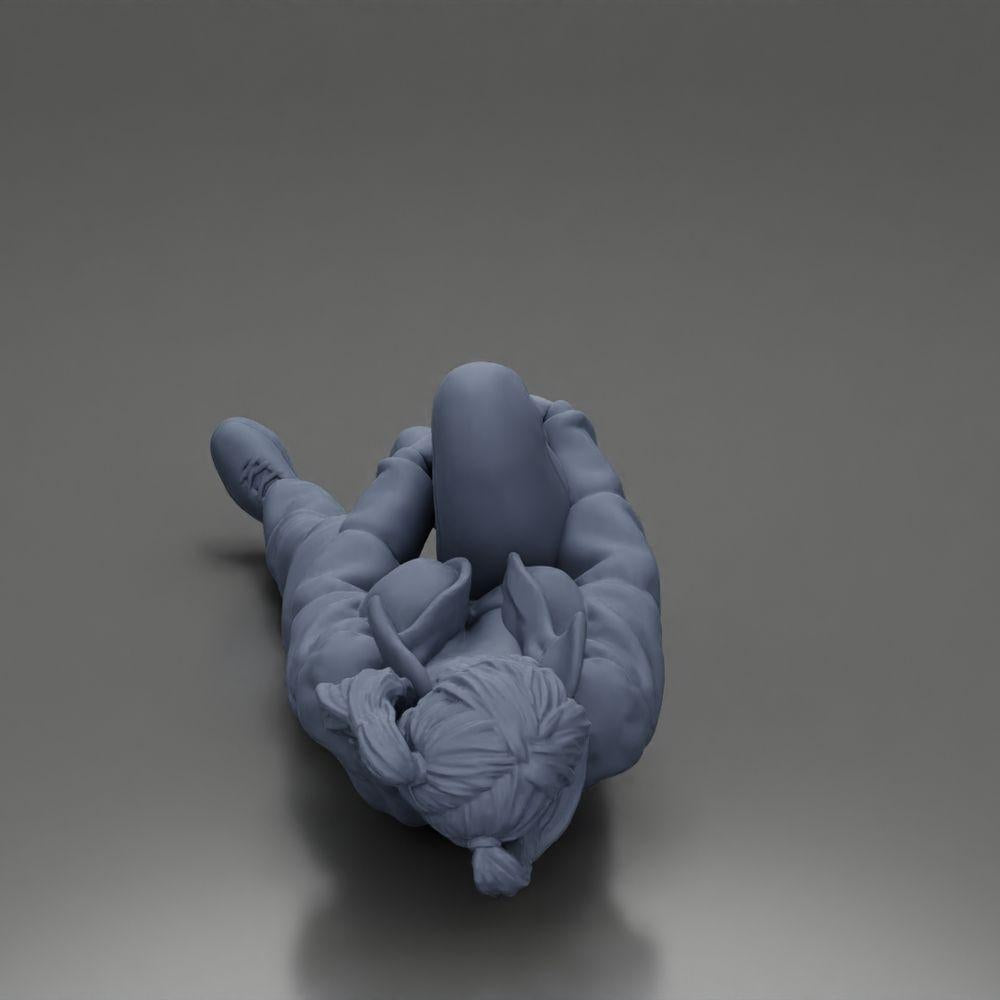 Diorama modelbouw productfoto 8: Liggende vrouw met minijack houdt gewond knie - Diorama-miniatuur (Ref Nr. A87)