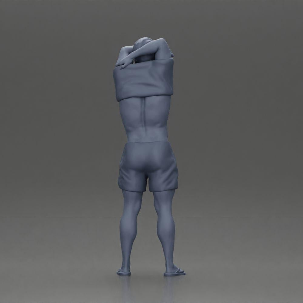 Diorama modelbouw productfoto 9: Staande miniatuur: gespierde man in shorts trekt T-shirt over het hoofd (Ref Nr. A90)