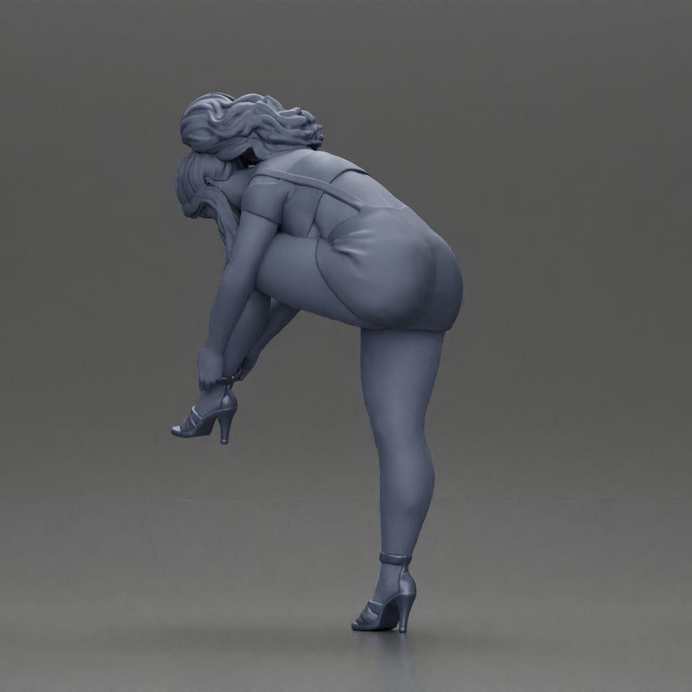 Diorama modelbouw productfoto 9: Diorama figuur: Miniatuurfiguur - Vrouw trekt rode hoge hakken aan, staande pose voor diorama (Ref Nr. A112)