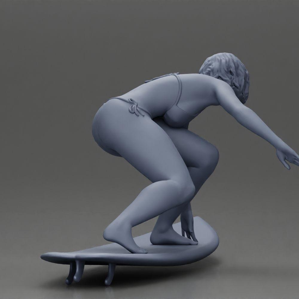 Diorama modelbouw productfoto 9: Diorama-miniatuur: Surferin kniend in bikini op surfboard, enkel (Ref Nr. A119)