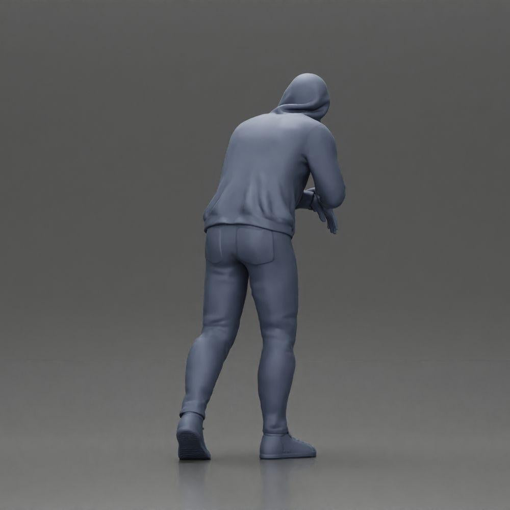 Diorama modelbouw productfoto 9: Diorama-figuur: Man met capuchon, handen op de auto, licht naar voren gebogen (Ref Nr. A115)