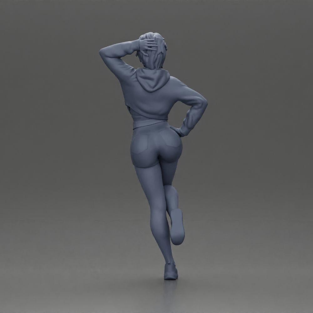 Diorama modelbouw productfoto 9: Vrouwelijke miniatuur met kort haar, jack en shorts, leunend tegen een auto (Ref Nr. A67)