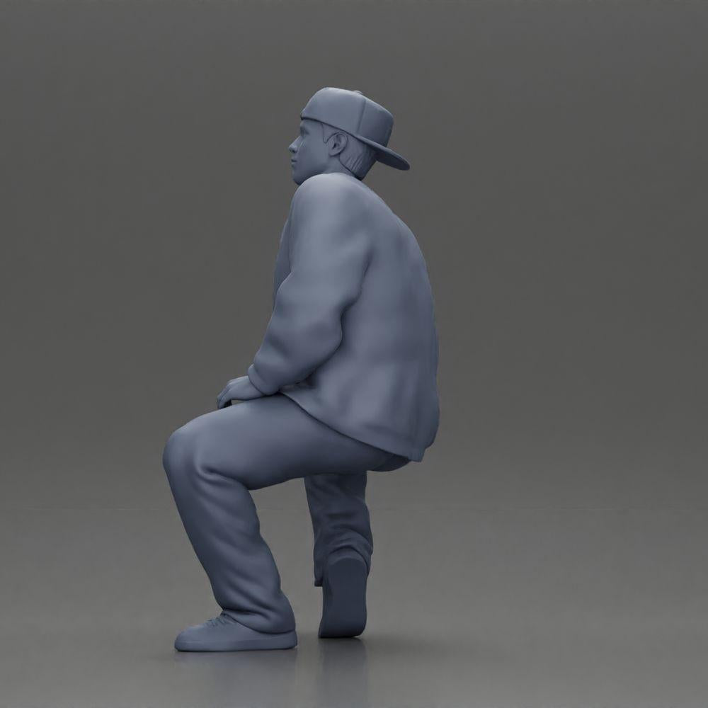 Diorama modelbouw productfoto 10: Diorama-figuur: Zittende hiphopman met jack, pet en sneakers (Ref Nr. A62)