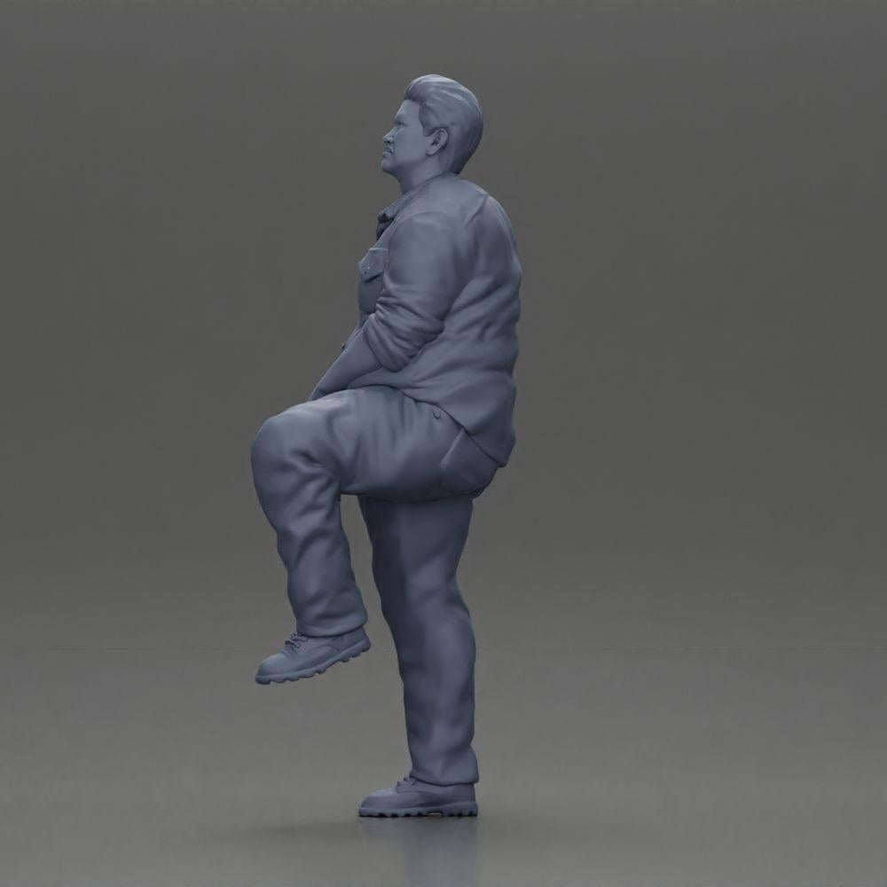 Diorama modelbouw productfoto 10: Miniatuurfiguur: corpulente Aziatische man, opkijkend, in shirt, voet op trede (Ref Nr. A101)
