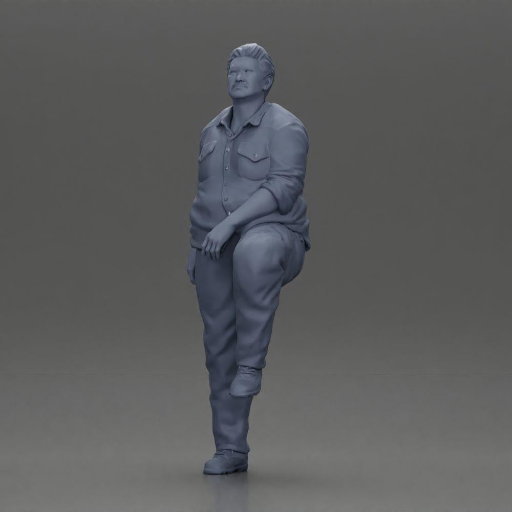 Diorama modelbouw productfoto 11: Miniatuurfiguur: corpulente Aziatische man, omhoog kijkend, in shirt, voet op trede (Ref Nr. A101)