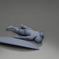 Diorama modelbouw productfoto 11: Diorama-miniatuur: Liggende persoon op de buik naast surfplank met vinnen (Ref Nr. A66)