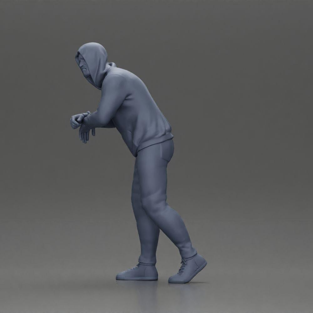 Diorama modelbouw productfoto 11: Diorama-figuur: Man met capuchon, handen op de auto, licht naar voren gebogen (Ref Nr. A115)