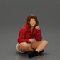 Diorama modelbouw productfoto 12: Diorama-miniatuur: Zittende vrouw in jas en shorts met open paraplu (Ref Nr. A85)