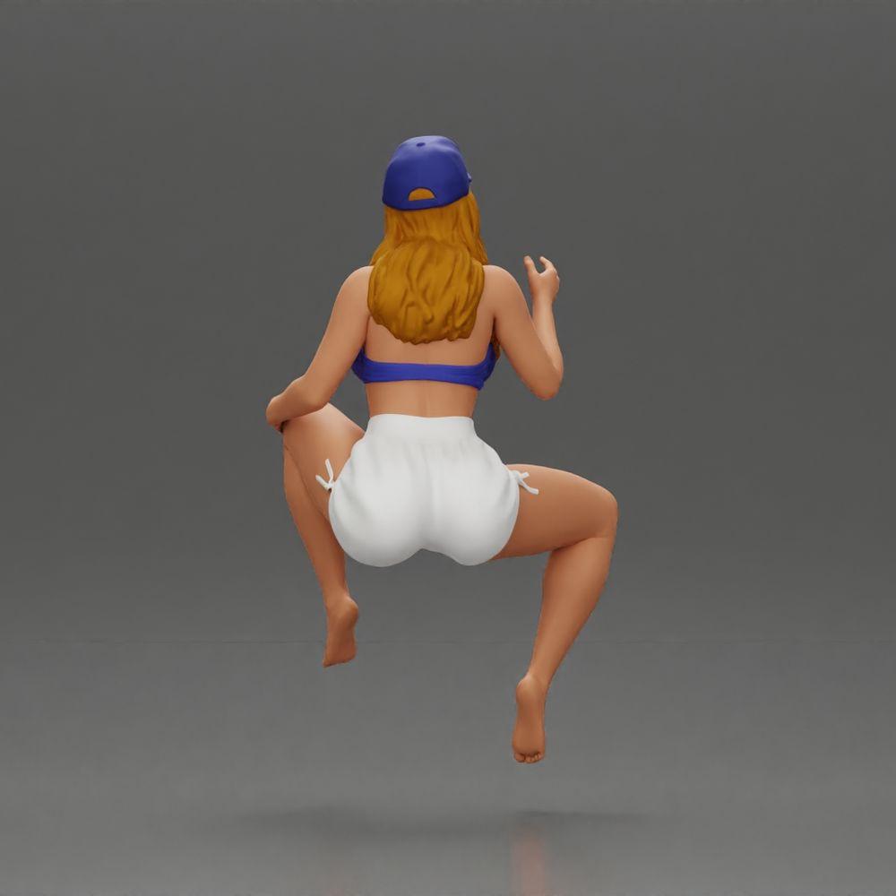 Diorama modelbouw productfoto 2: Diorama figuur: Zittende vrouwelijke miniatuur, blauwe top & shorts, pet, blote voeten - ontspannen pose (Ref Nr. A133)