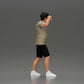 Diorama modelbouw productfoto 2: Diorama-miniatuur: Man in shirt en shorts draagt vrouw op schouders (Ref Nr. A81)