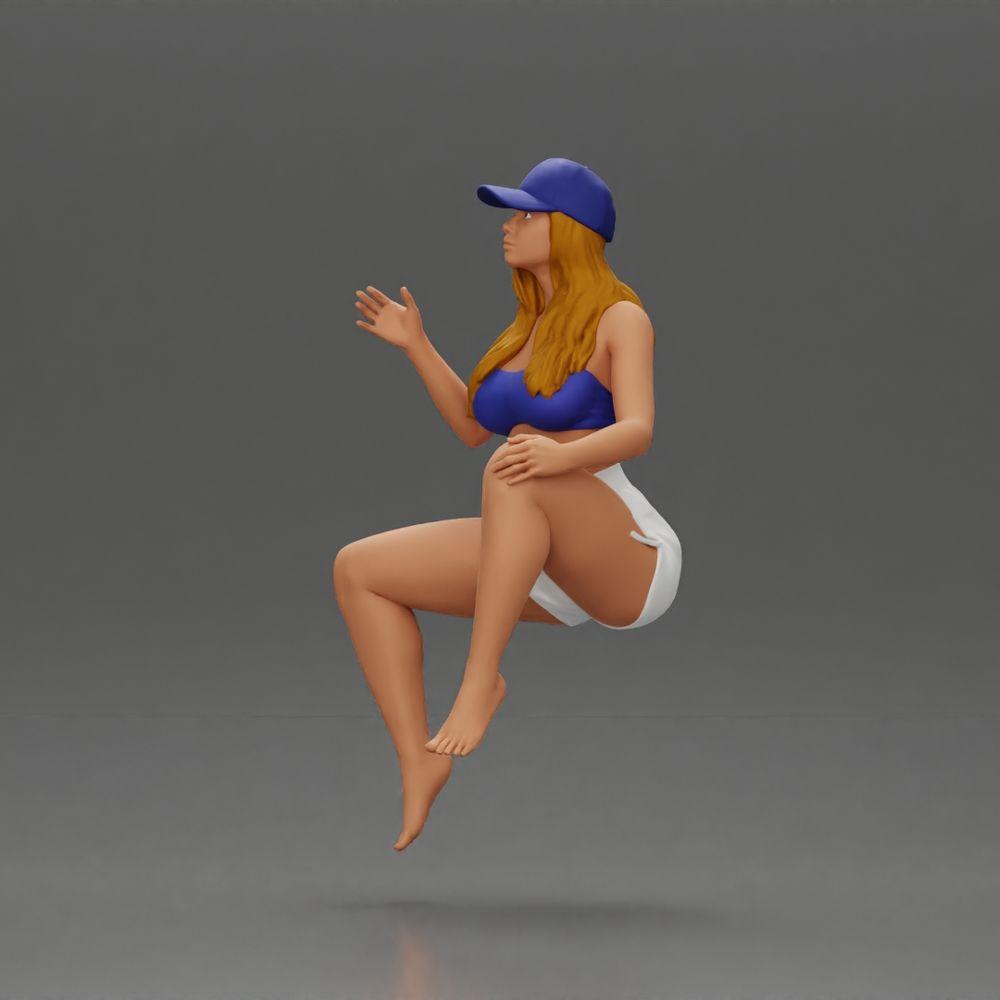 Diorama modelbouw productfoto 4: Diorama figuur: Zittende vrouwelijke miniatuur, blauwe top & shorts, pet, blote voeten - ontspannen pose (Ref Nr. A133)