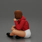 Diorama modelbouw productfoto 16: Diorama-miniatuur: Zittende vrouw in jas en shorts met open paraplu (Ref Nr. A85)