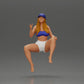 Diorama modelbouw productfoto 5: Diorama figuur: Zittende vrouwelijke miniatuur, blauwe top & shorts, pet, blote voeten - ontspannen pose (Ref Nr. A133)