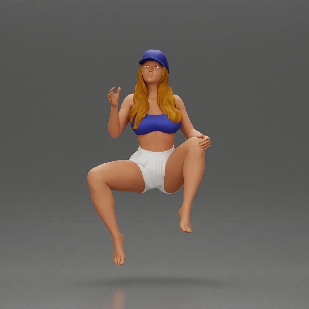 Diorama modelbouw productfoto 5: Diorama figuur: Zittende vrouwelijke miniatuur, blauwe top & shorts, pet, blote voeten - ontspannen pose (Ref Nr. A133)