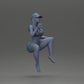 Diorama modelbouw productfoto 6: Diorama figuur: Zittende vrouwelijke miniatuur, blauwe top & shorts, pet, blootsvoets - ontspannen pose (Ref Nr. A133)