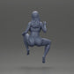 Diorama modelbouw productfoto 8: Diorama figuur: Zittende vrouwelijke miniatuur, blauwe top & shorts, pet, blootsvoets - ontspannen pose (Ref Nr. A133)